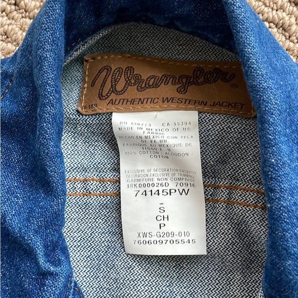 Like new size small women’s Wrangler Jean jacket - Picture 2 of 2